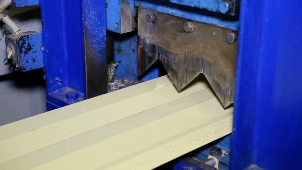 Mid shot zware fabriek machine tool op het werk — Stockvideo
