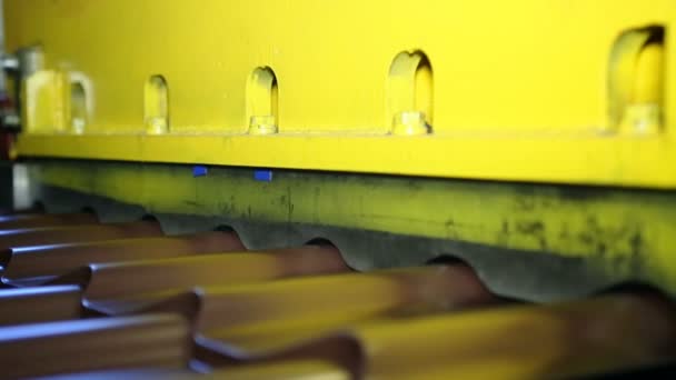 Close-up shot zware fabriek machine tool op het werk — Stockvideo