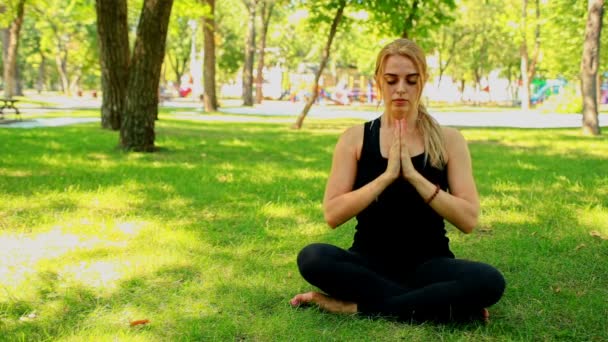 Wide shot Joven haciendo yoga en el parque — Vídeo de stock