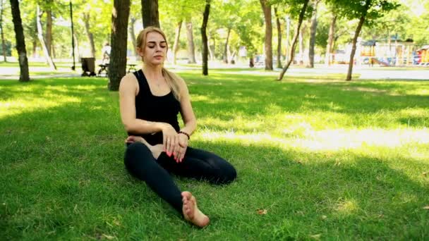 Wide shot Joven haciendo yoga en el parque — Vídeo de stock