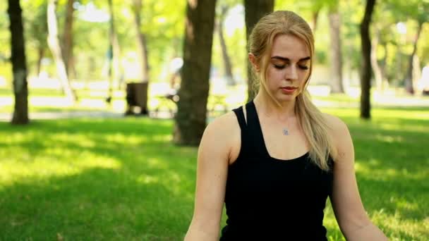 Orta çekim genç kadın parkta yoga yaparken — Stok video