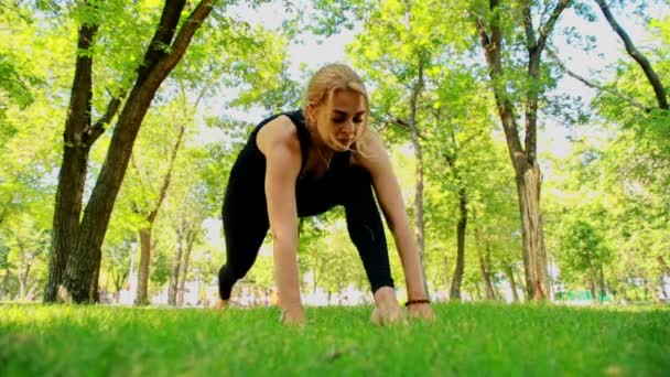 Breda skott ung kvinna göra yoga i parken — Stockvideo