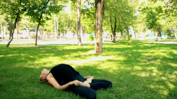 Wide shot Joven haciendo yoga en el parque — Vídeos de Stock