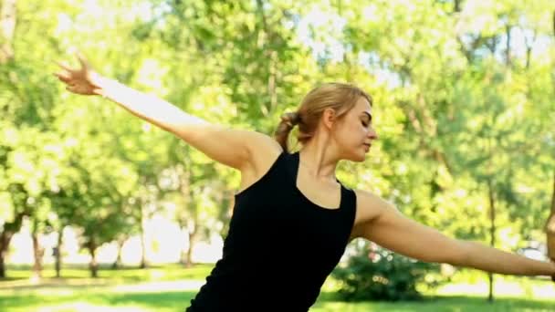 Mid shot Joven haciendo yoga en el parque — Vídeo de stock