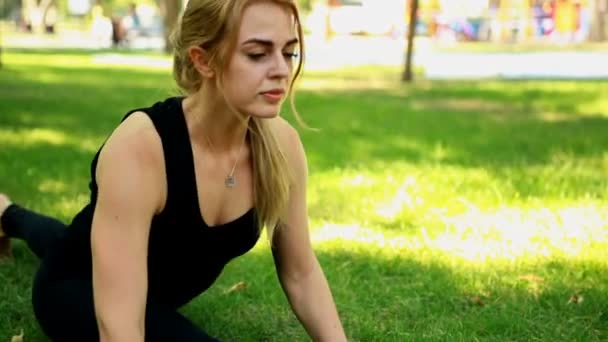 Meados de tiro Jovem mulher fazendo ioga no parque — Vídeo de Stock