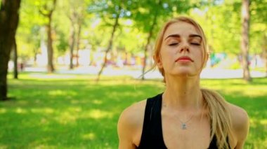 Orta çekim genç kadın parkta yoga yaparken