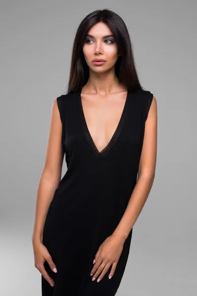 Hermosa mujer morena en vestido negro — Foto de Stock