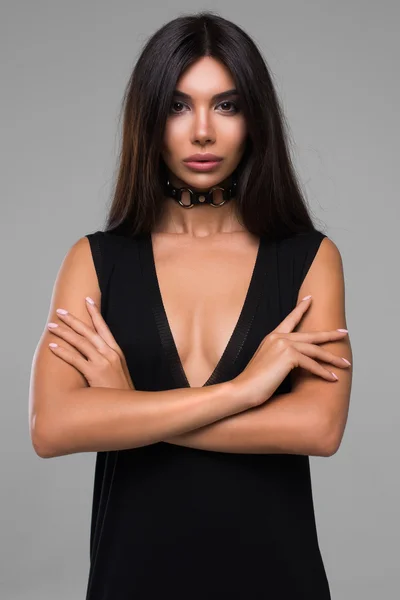 Mulher morena bonita em vestido preto — Fotografia de Stock