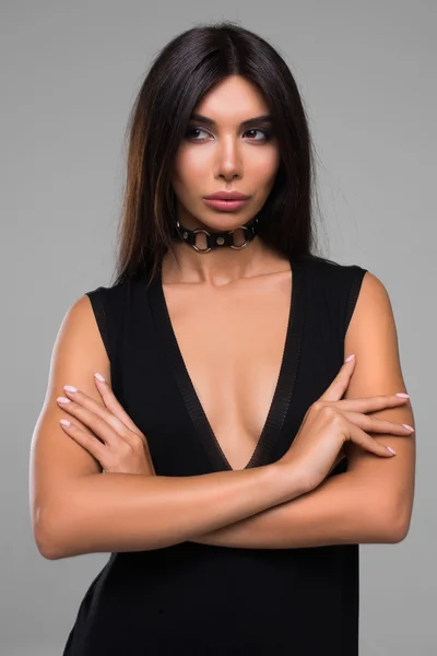 Mulher morena bonita em vestido preto — Fotografia de Stock