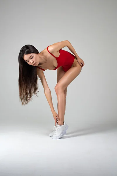 Vacker vältränad kvinna gör stretchövningar — Stockfoto