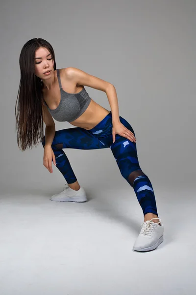 Vacker vältränad kvinna gör Stretching motion — Stockfoto