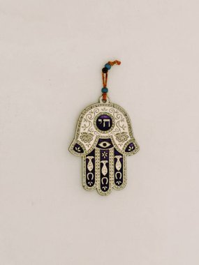 Meksika, Tulum 'da tarafsız bir duvara asılı sembolik motiflerle dekoratif Hamsa duvar süsü..