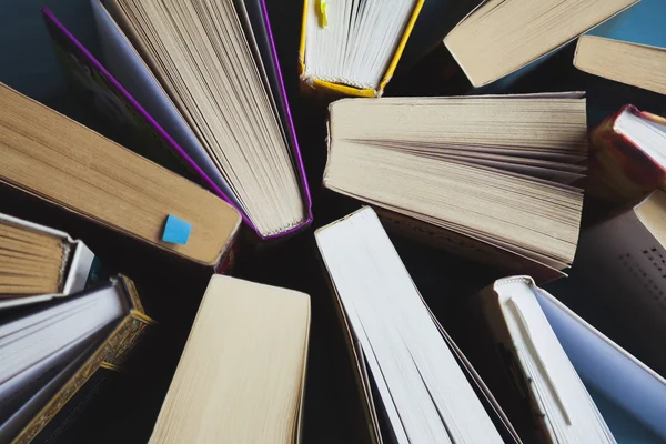 Libros coloridos están en el lado — Foto de Stock