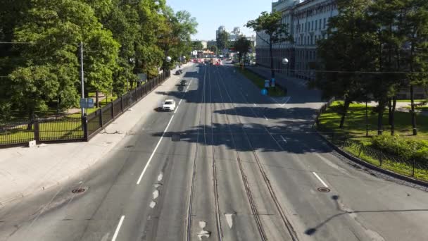 Κυκλοφορία των αυτοκινήτων και των ανθρώπων στο δρόμο — Αρχείο Βίντεο
