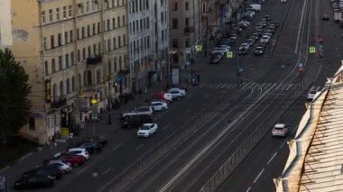  Otomobil akşam şehirde trafik