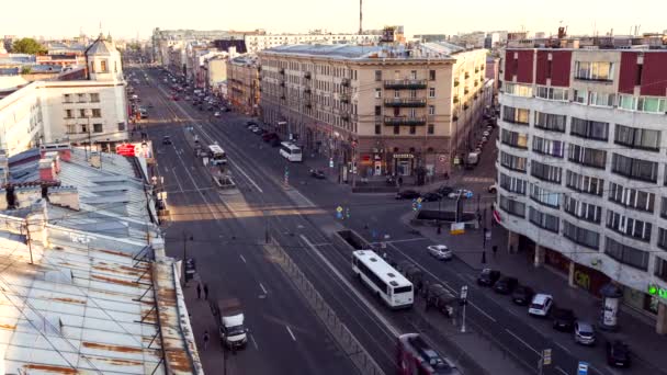 Lalu lintas di persimpangan kota besar — Stok Video