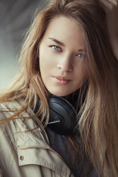 Πορτρέτο του μια όμορφη κοπέλα με τα μαύρα ακουστικά — Φωτογραφία Αρχείου