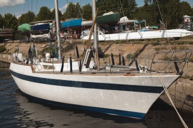 Beyaz tahta yelkenli tekneler 