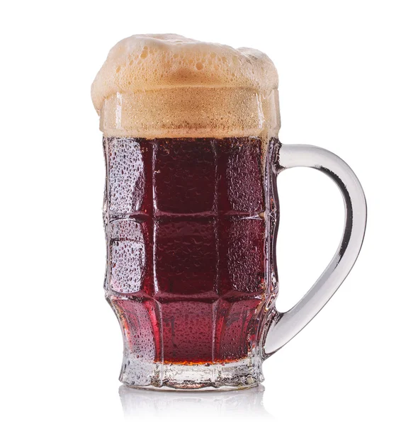 暗いビール、白い背景で隔離の冷ややかなガラス — ストック写真