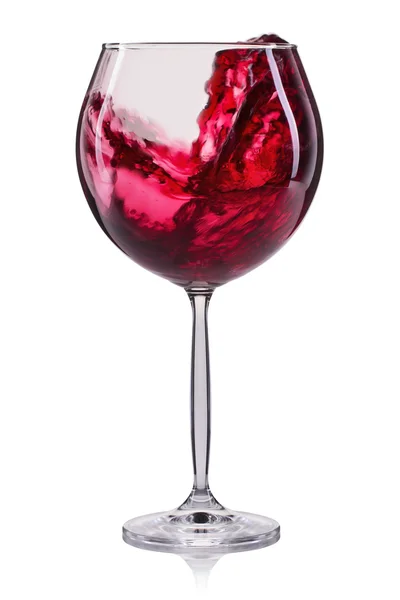 Copo de vinho tinto com respingo e gotas de vinho isolado sobre fundo branco — Fotografia de Stock