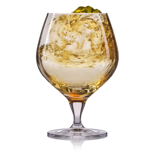 Glas Cognac isoliert auf weißem Hintergrund — Stockfoto