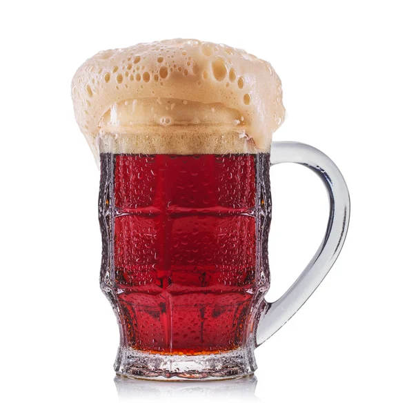 白い背景で隔離赤いビールの冷ややかなガラス — ストック写真