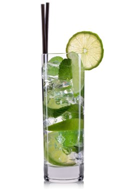 Mojito highball cam beyaz arka plan üzerinde izole kokteyl