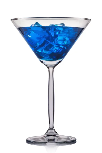 Блакитний коктейль у склянці мартіні ізольований на білому тлі — стокове фото