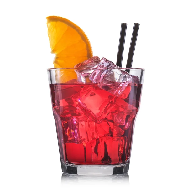 Rode cocktail in de oude ouderwetse cocktailglas geïsoleerd op witte achtergrond — Stockfoto