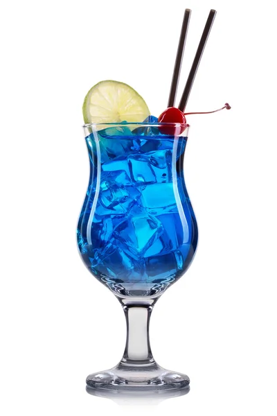 Голубой коктейль из куракао с лаймом и вишней на белом фоне — стоковое фото