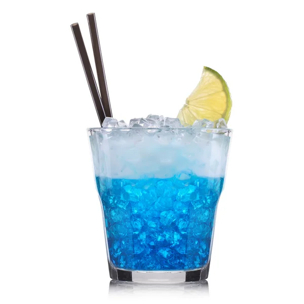 Blue curacao koktejl s cherry izolovaných na bílém pozadí — Stock fotografie