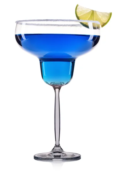 Niebieski koktajl w szklanki margarita na białym tle — Zdjęcie stockowe