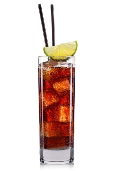 Cola kokteyl buz küpleri ve kireç, beyaz arka plan üzerinde izole cuba libre