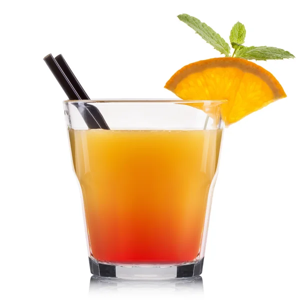 Gele martini cocktail met aardbei geïsoleerd op witte achtergrond — Stockfoto
