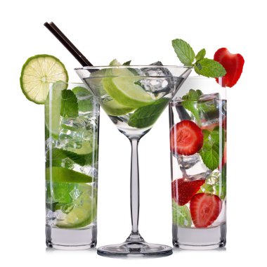 Mojito kokteyller nane, limon ve çilek izole üzerinde beyaz arka plan ile kümesi