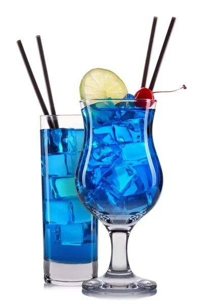 Набор синих коктейлей с отделкой из фруктов и красочной соломы на белом фоне — стоковое фото
