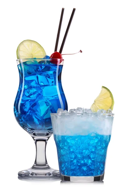 Ensemble de cocktails bleus avec décoration aux fruits et paille colorée isolé sur fond blanc — Photo