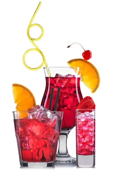 Sada červených koktejly s dekorace z ovoce a barevný slaměný izolované na bílém pozadí — Stock fotografie