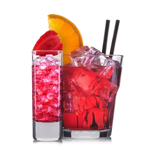 Aantal rode cocktails met decoratie van groenten en kleurrijke stro geïsoleerd op witte achtergrond — Stockfoto