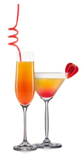 橙色的鸡尾酒，从水果和多彩秸秆孤立在白色背景装饰一套 — 图库照片