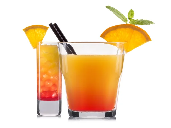 Set oranje cocktails met decoratie van groenten en kleurrijke stro geïsoleerd op witte achtergrond — Stockfoto