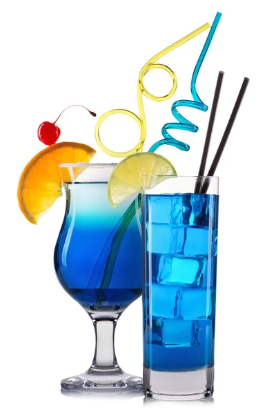Aantal blauwe cocktails met decoratie van groenten en kleurrijke stro geïsoleerd op witte achtergrond — Stockfoto