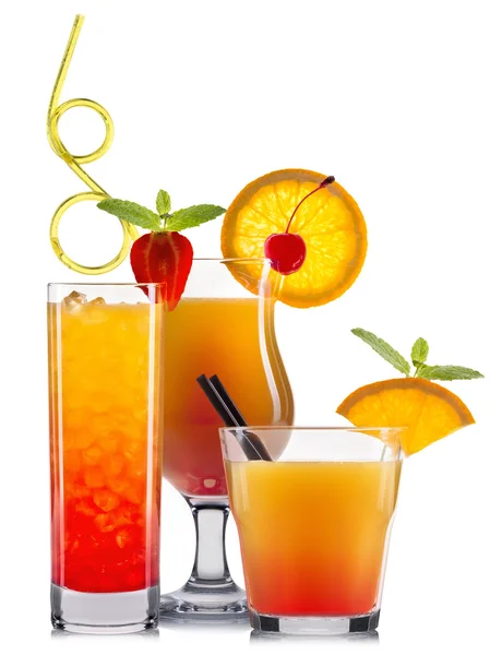 Oranje cocktails met vruchten geïsoleerd op wit — Stockfoto