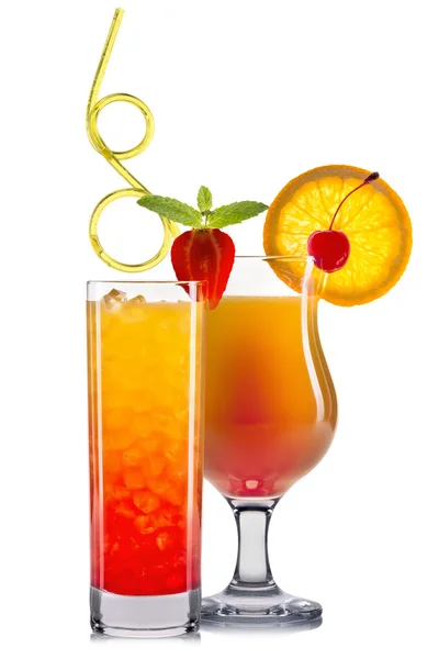 Beyaz izole meyve ile turuncu kokteyller — Stok fotoğraf