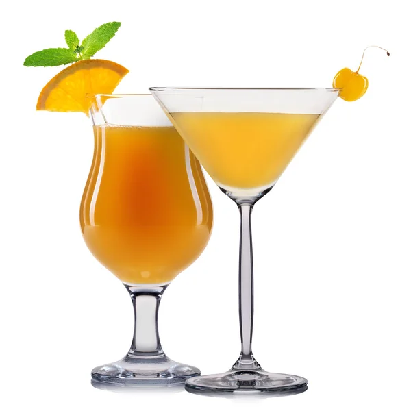 Set oranje cocktails met decoratie van groenten en kleurrijke stro geïsoleerd op witte achtergrond — Stockfoto
