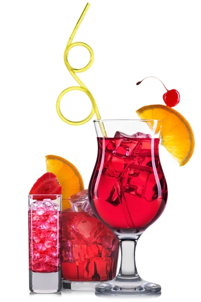 红色的鸡尾酒，从水果和多彩秸秆孤立在白色背景装饰一套 — 图库照片
