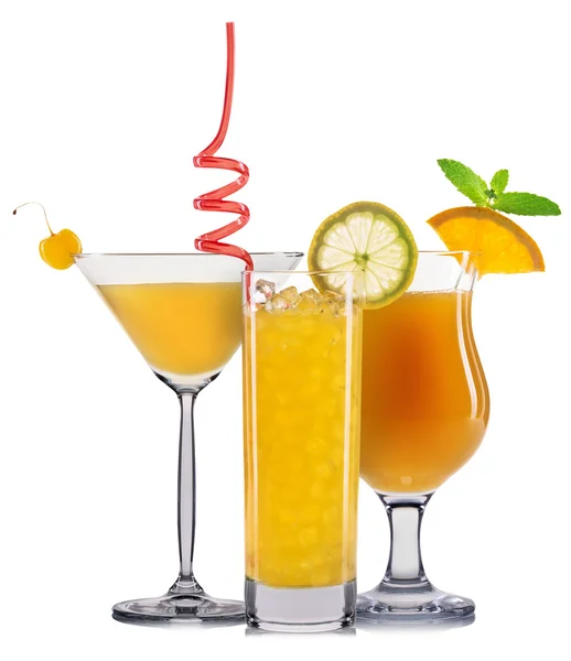 Набір апельсинових коктейлів з прикрасою з фруктів і барвистою соломою ізольовані на білому тлі — стокове фото