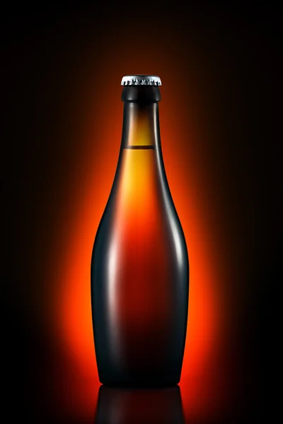 Botella de cerveza oscura con ruta de recorte sobre fondo de gradiente rojo —  Fotos de Stock
