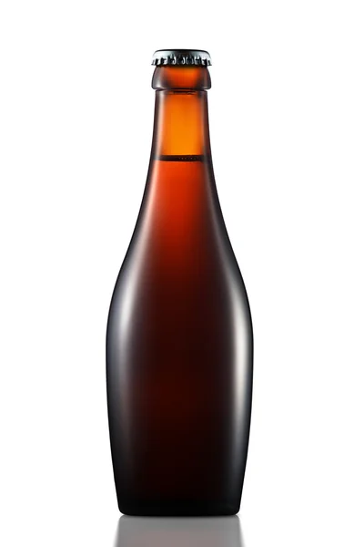 Botella de cerveza oscura con recorte aislado sobre fondo blanco — Foto de Stock