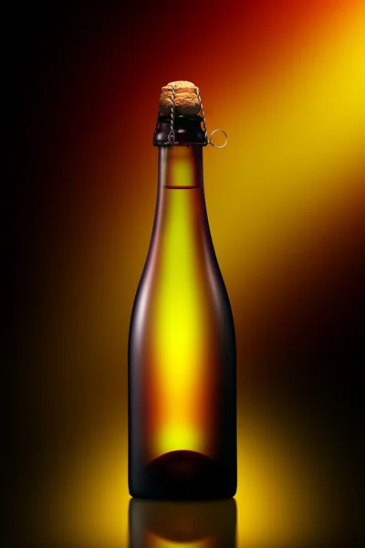 Bira, elma suyu veya kahverengi degrade arka plan üzerinde kırpma yoluyla şampanya şişe — Stok fotoğraf